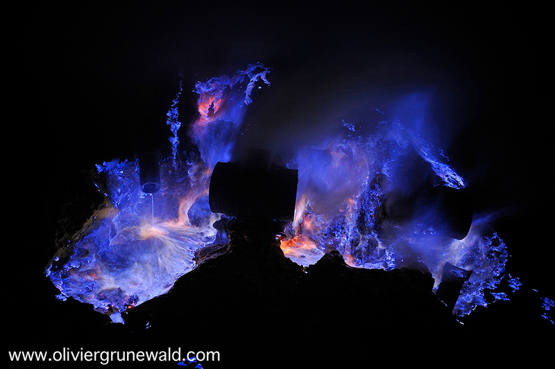 Illustration for article titled Los ríos de lava azul del volcán indonesio Kawah Ijen